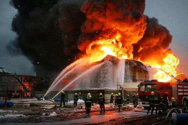 突遇火災(zāi)，我們?nèi)绾翁由跃? /></a></div>
					<dl>
						<dt><a href=