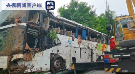 甘肅一載有63人客車側(cè)翻，致13死亡，交通安全事故該如何避免？