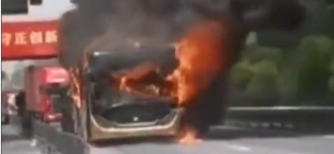 南京一公交車起火致2死5傷，系一乘客攜帶鋰電池電瓶自燃造成