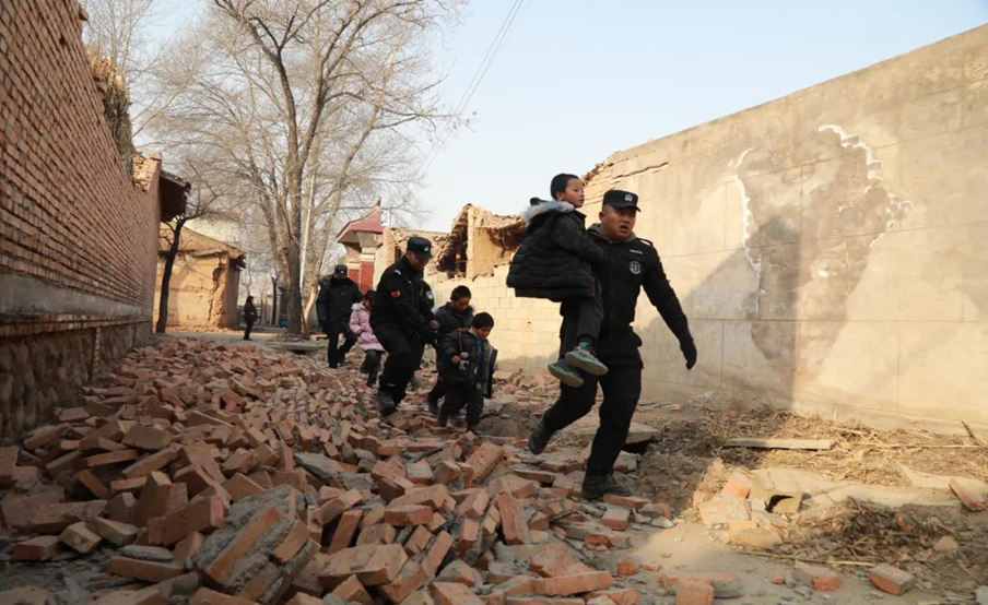 積石山6.2級地震丨應(yīng)急管理部統(tǒng)籌調(diào)派多方救援力量增援災(zāi)區(qū)