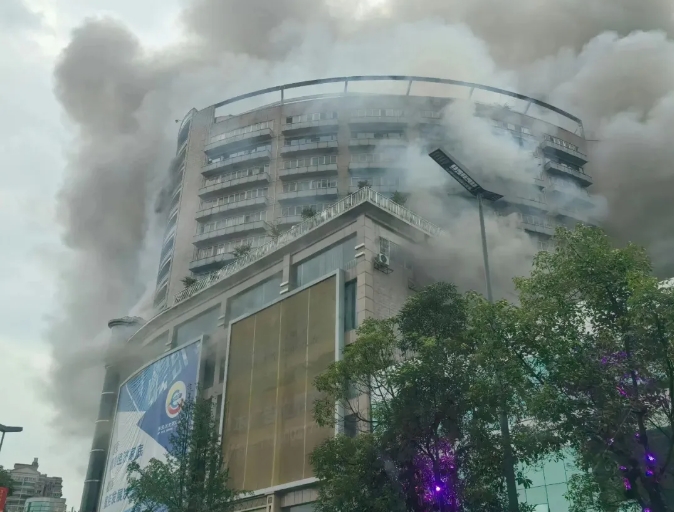 四川自貢高新區(qū)一大樓火災(zāi)致16人遇難，初步原因查明，系施工作業(yè)引起