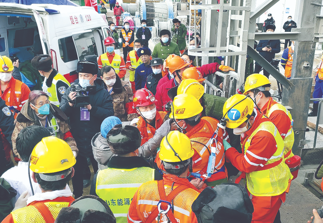 山東棲霞笏山金礦11名被困礦工成功升井