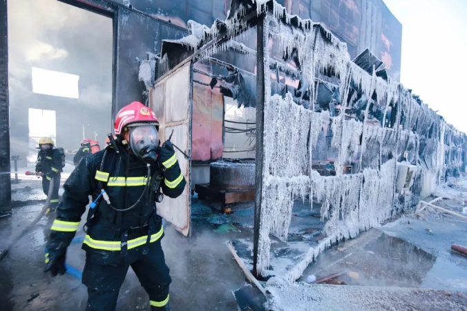 天寒地凍，這群“冰甲”戰(zhàn)士讓人感覺溫暖！