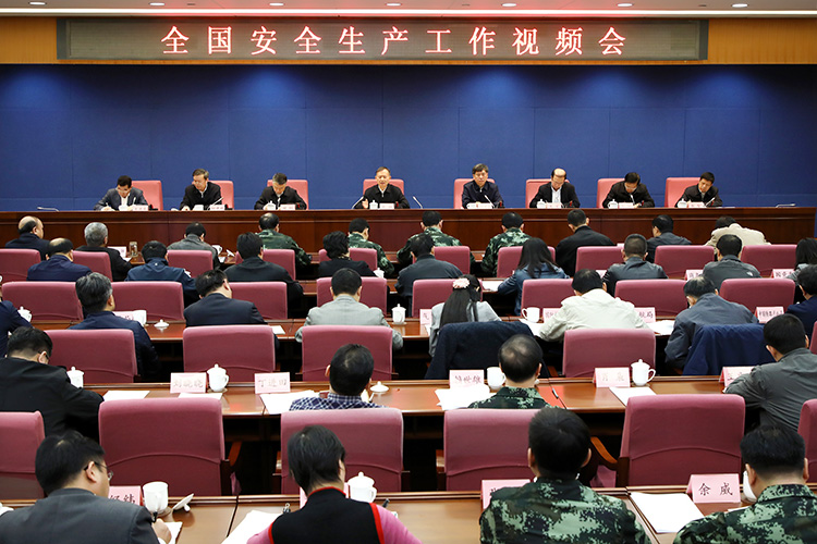 黃明在全國(guó)安全生產(chǎn)工作視頻會(huì)議上強(qiáng)調(diào):  深刻汲取事故教訓(xùn)  舉一反三防控風(fēng)險(xiǎn)  毫不松懈抓好安全生產(chǎn)工作