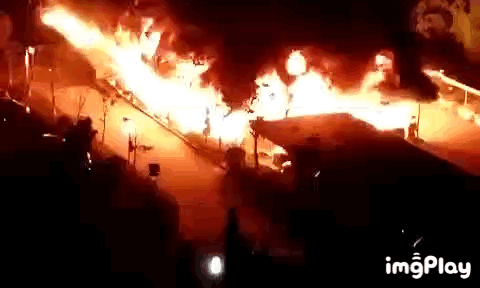 廣西南寧一小區(qū)發(fā)生火災(zāi)，300輛電動(dòng)車燒毀，10多輛小車被烤焦